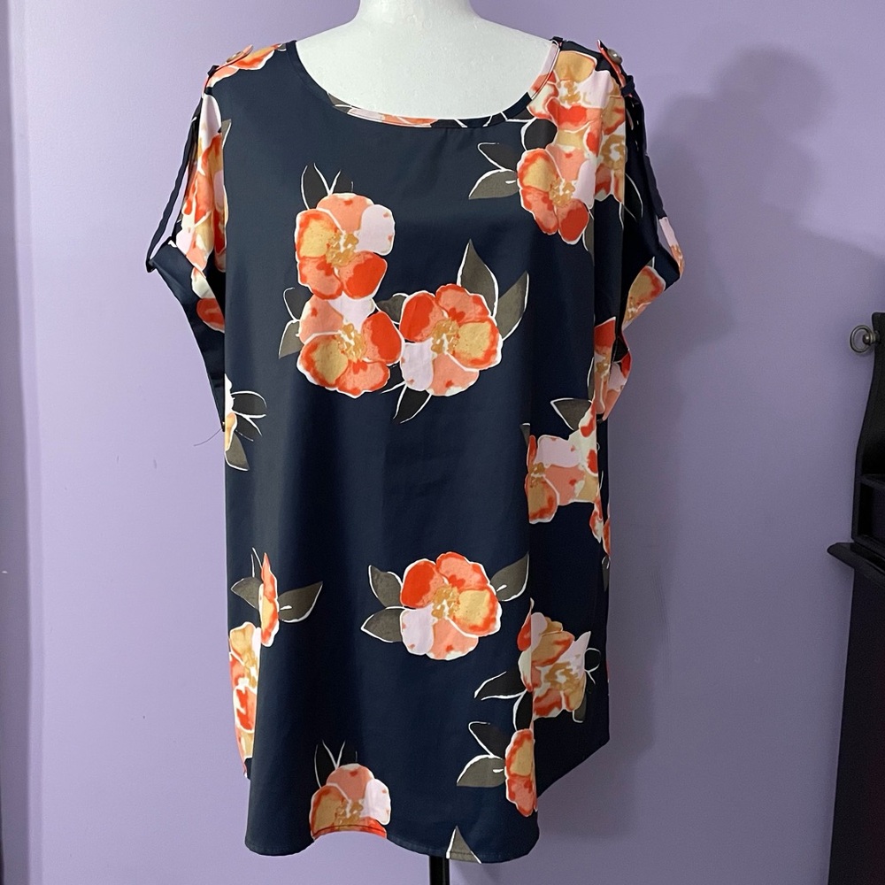 BloomChic Floral Navy Top Size 14-16